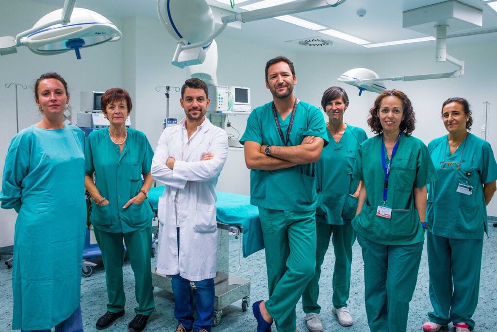 Francisco Hernández Oliveros (en el centro, de verde), jefe de sección de Ciruga Pediátrica del Hospital Universitario La Paz (Madrid), con el parte del equipo que ha hecho posible el trasplante. Foto: FUNDACIÓN MUTUA MADRILEÑA.