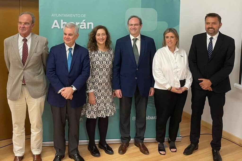 Fernando Martínez, Carlos Mauricio Barbosa, Neus Caelles, Jesús C. Gómez, Elsa López (presidenta del Comité Científico de la Sociedad Científico-Profesional de Farmacia Iberoamericana Comunitaria) y José E. Alba.