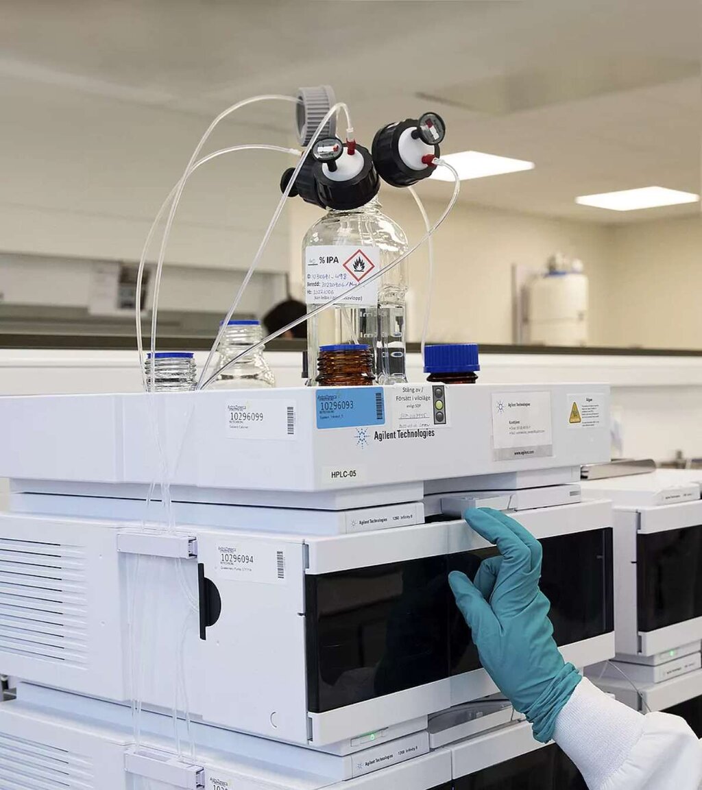  Una trabajadora realiza uno de los muchos test de calidad en un laboratorio. Foto: ANTONIO HEREDIA