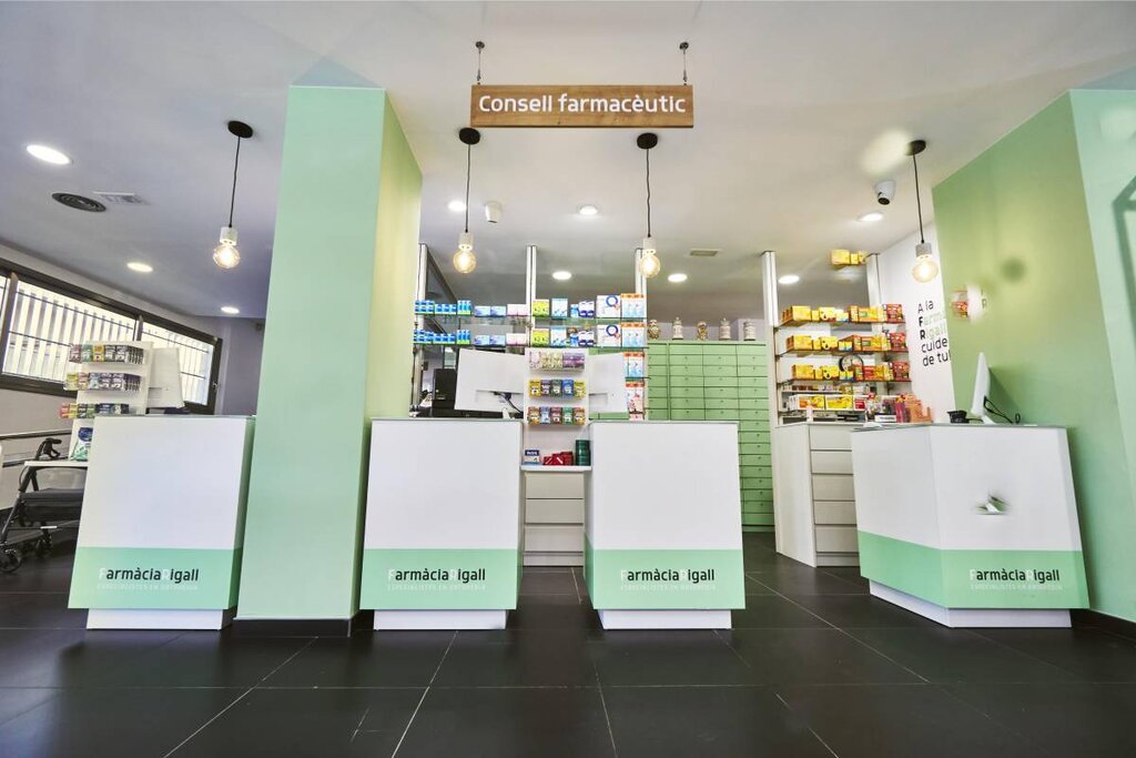 En la farmacia de Carme Riguell, en Figueres (Gerona), los colores de los mostradores van en la lnea de la imagen global de la botica. Foto: CONCEP BY GLINTT.