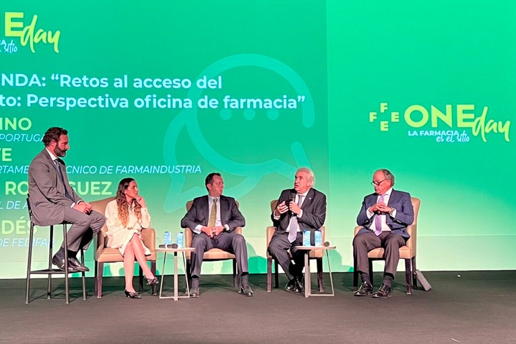 Luis de Palacio (FEFE), moderando un debate con Enma Paulino, presidenta de la Asociación Nacional de Farmacias de Portugal (ANF); Miguel Valdés, director general de Fedifar; Emili Esteve, director del departamento técnico de Faramindustria, y Ángel Luis Rodrguez de la Cuerda, secretario general de Aeseg. Foto: FEFE.