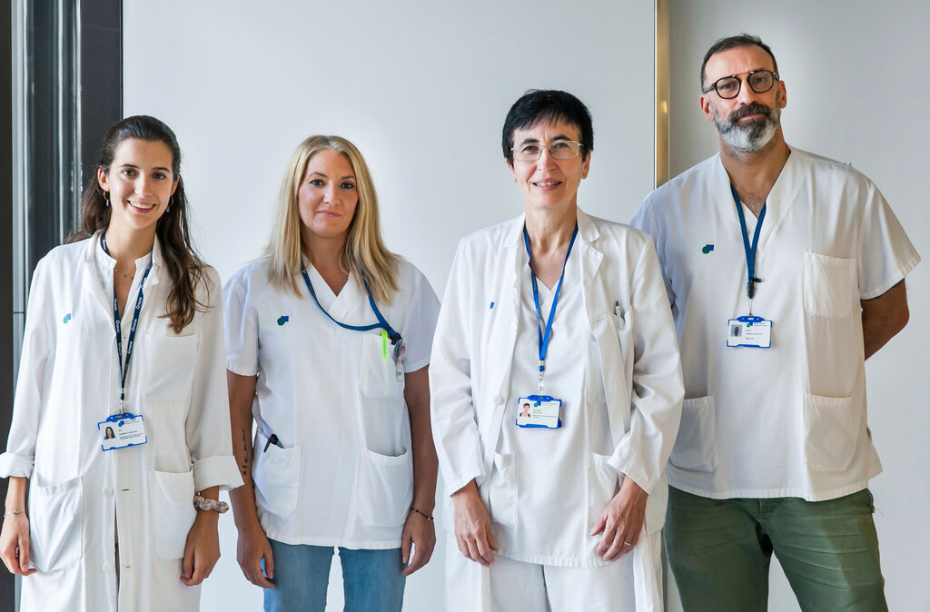 Ana Romero (fR4 Endocrinología); Cristina Yuste (gestora de casos), Mercedes Rigla (directora del Servicio de Endocrinología) y David Subías (endocrinólogo especialista en tecnología), en el Hospital Parc Taulí. Foto: SONIA TRONCOSO.