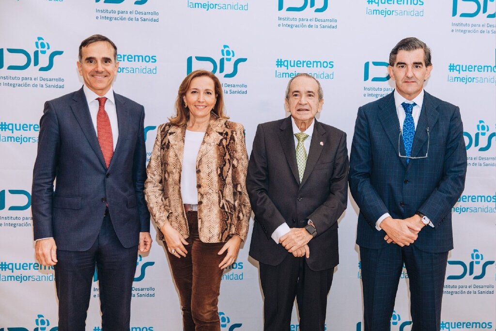Juan Yermo, director general de Farmaindustria; María Vila, presidenta de Fenin; Emilio Lora-Tamayo, rector de la Universidad Camilo José Cela, y Juan Abarca, presidente de la Fundación IDIS. 