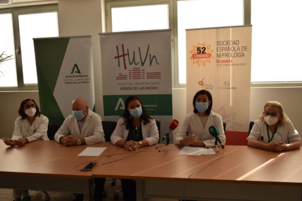 Ángeles Garca Rescalvo, Antonio Osuna, Mara del Carmen de Gracia, Teresa Puertas y Luisa López, todos del Hospital Virgen de las Nieves de Granada. Foto: HUVN. 