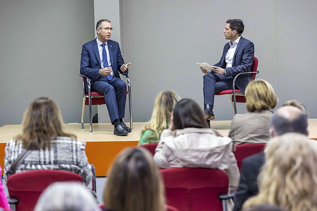Pablo Ignacio Fernández Muñiz, consejero de Salud del Principado de Asturias, en un momento de la entrevista con Miguel G. Corral, director de Diario Médico. Foto: ROBERTO RUIZ
