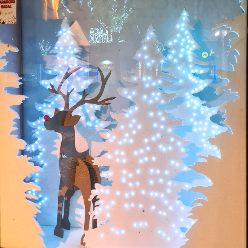 Escaparate navideño diseñado por La Girasola para Farmacia Guarc, en Esparraguera (Barcelona). 