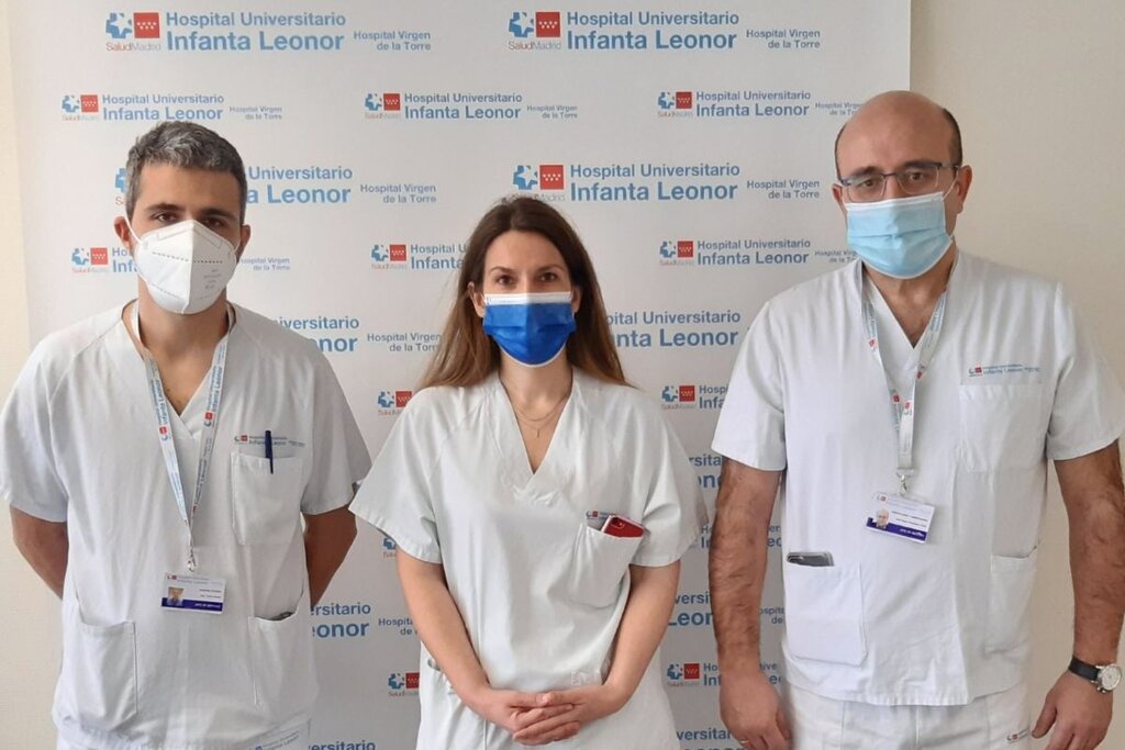Los doctores Juan Torres Macho, Nuria Muñoz Rivas y  José Ángel Hernández Rivas, del Hospital Universitario Infanta Leonor, en Vallecas, Madrid. Foto: HUIL. 
