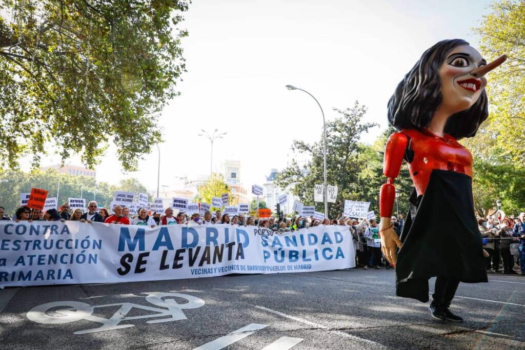 Una marioneta de Isabel Díaz Ayuso encabeza una de las pancartas de la manifestación en defensa de la sanidad madrileña. Foto: SERGIO ENRÍQUEZ-NISTAL