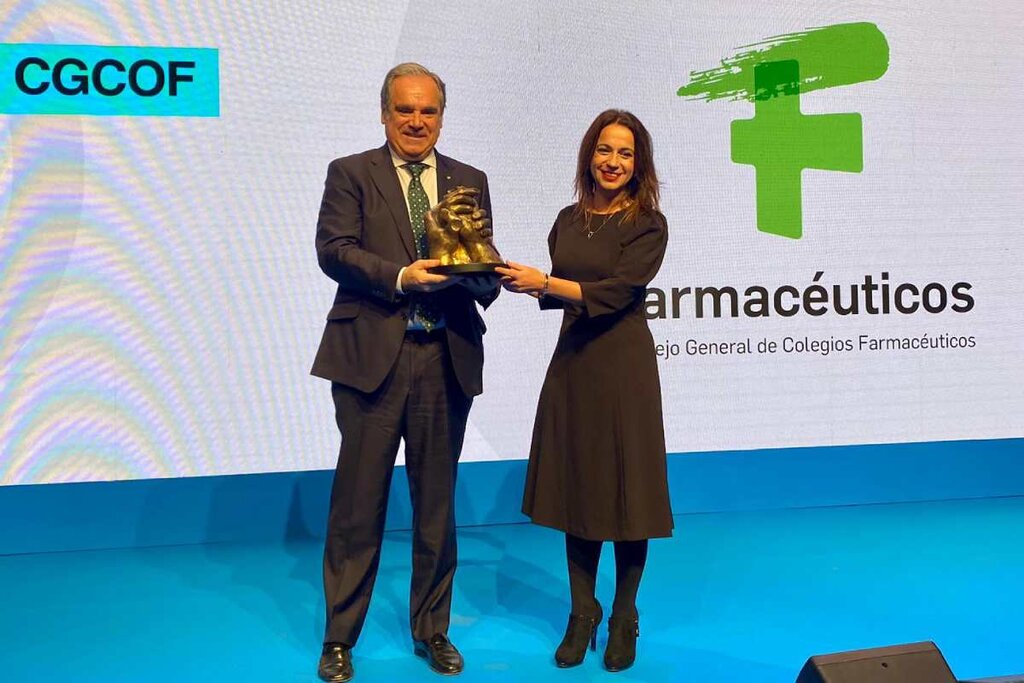 Jesús Aguilar, presidente del Consejo de COF, recogiendo el premio de manos de la secretaria de Estado, Silvia Calzón. Foto: AESEG.