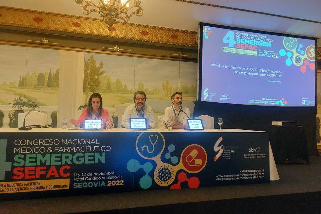Navidad Sánchez Marcos, farmacéutica y vocal de Sefac; Eduardo Satué de Velasco, vicepresidente 2º de Sefac y moderador, y Manuel Linares Rufo, médico de Familia, microbiólogo y coordinador de un grupo de trabajo de Semergen. Foto: CARMEN TORRENTE.