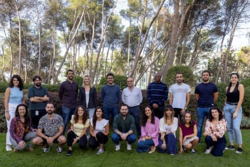 Unidad Clnica de Tumores Hematológicos H12O-CNIO. De pie, tercero, cuarta y sexto por la izda, están Santiago Barrio, Larissa Haertle y Joaqun Martnez. Foto: Laura Lombardia. CNIO. 