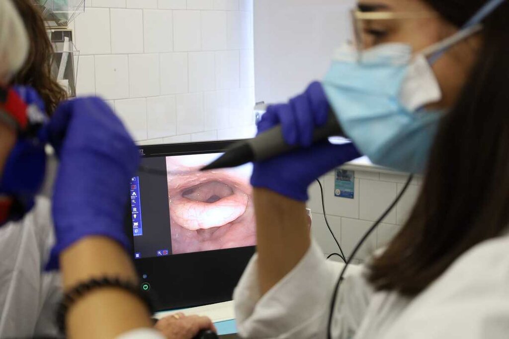 Las cuerdas vocales se cierran al hacer un esfuerzo y no dejan que pase el aire a los pulmones.