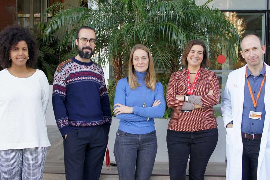 Los miembros del equipo: Fedra Luciano (Idibell), Joaquim Moreno (Idibell), Francesca Favaro (Idibell – Universidad de Amsterdam), Cristina Muñoz Pinedo (Idibell) y Ernest Nadal (Instituto Catalán de Oncología (ICO-Idibell).