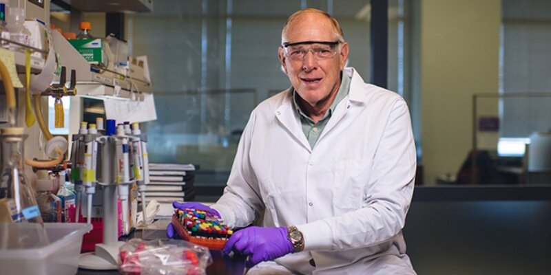 Philip Low, catedrático de Química, y artífice del fármaco. Foto: PURDUE