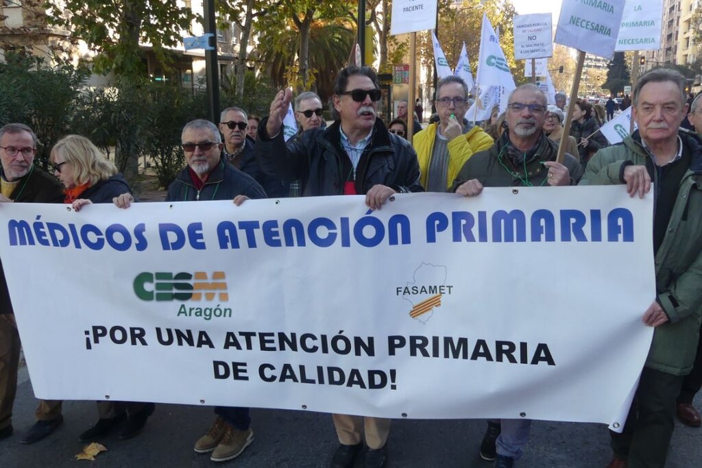  Más de 1.500 profesionales sanitarios y ciudadanos han participado en la manifestación “Por una Atención Primaria de Calidad”, en Zaragoza.