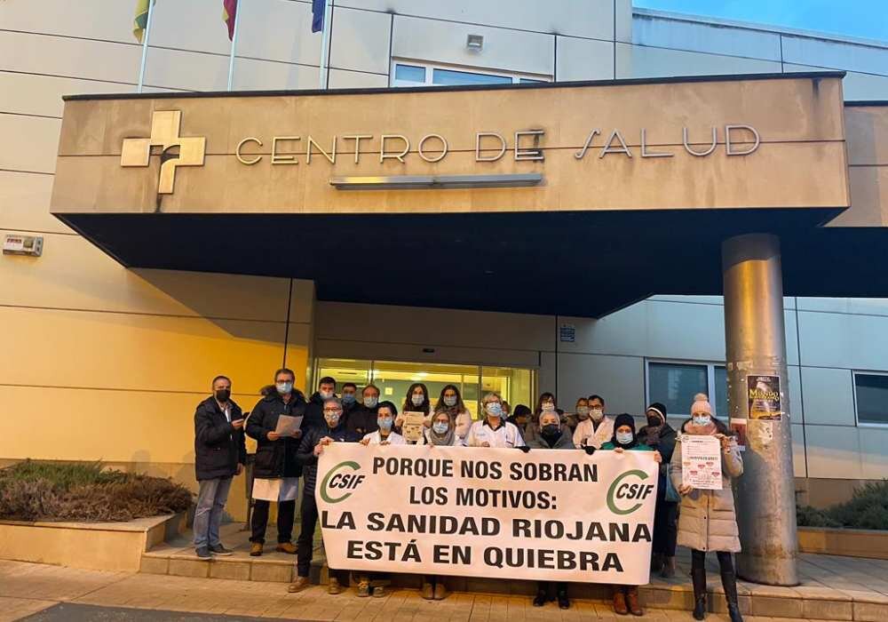 Aspecto de la concentración celebrada hoy a las puertas del Centro de Salud de Nájera. Foto: CSIF-LA RIOJA.