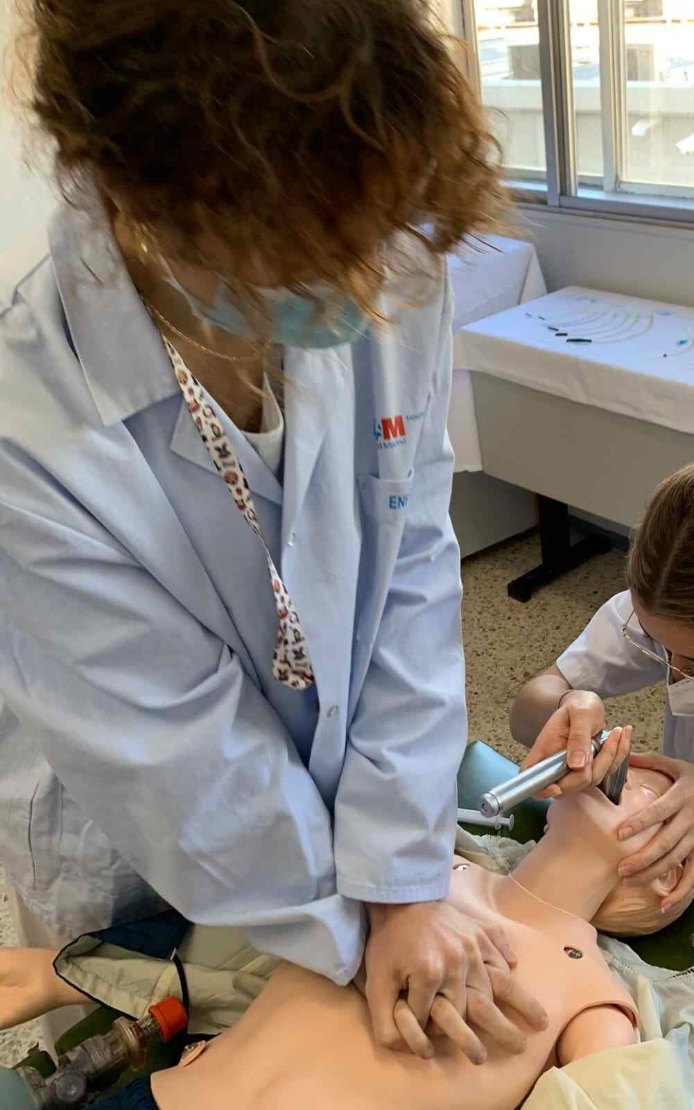 Mónica Padilla, practicando la RCP.