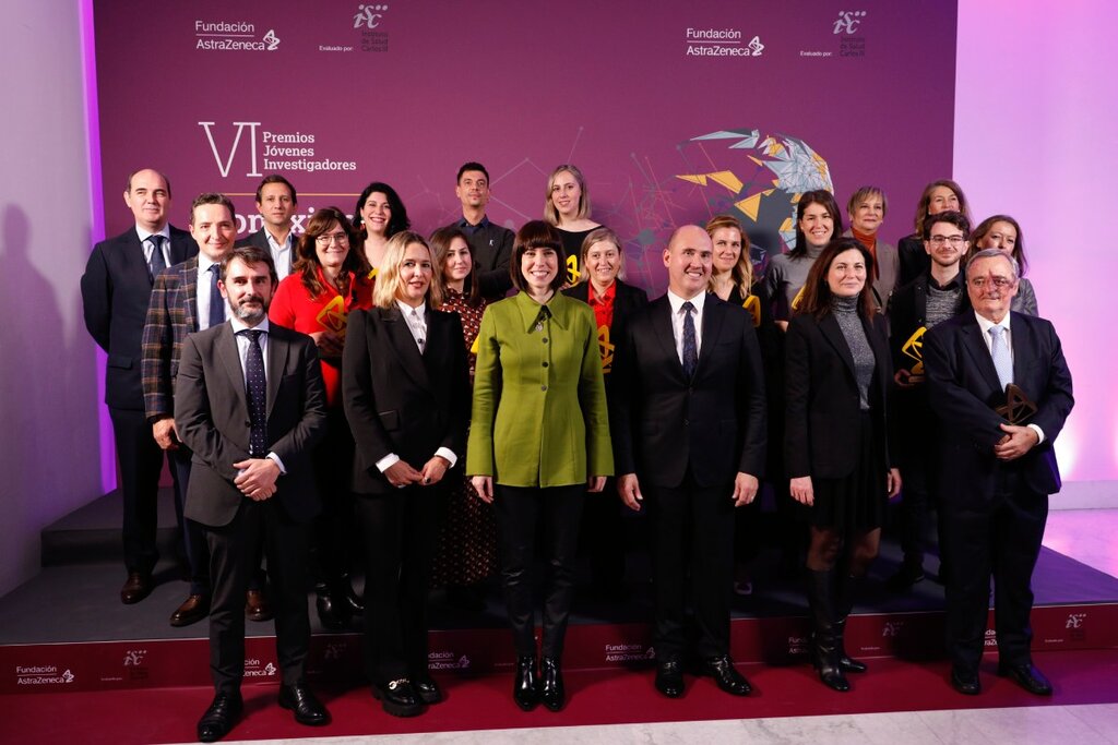 En primera fila, Cristóbal Belda; Marta Moreno; Diana Morant; Rick R. Suárez; Raquel Yotti y Mariano Barbacid; detrás, los galardonados con los VI Premios Jóvenes Investigadores. Foto: Sergio Enrquez.