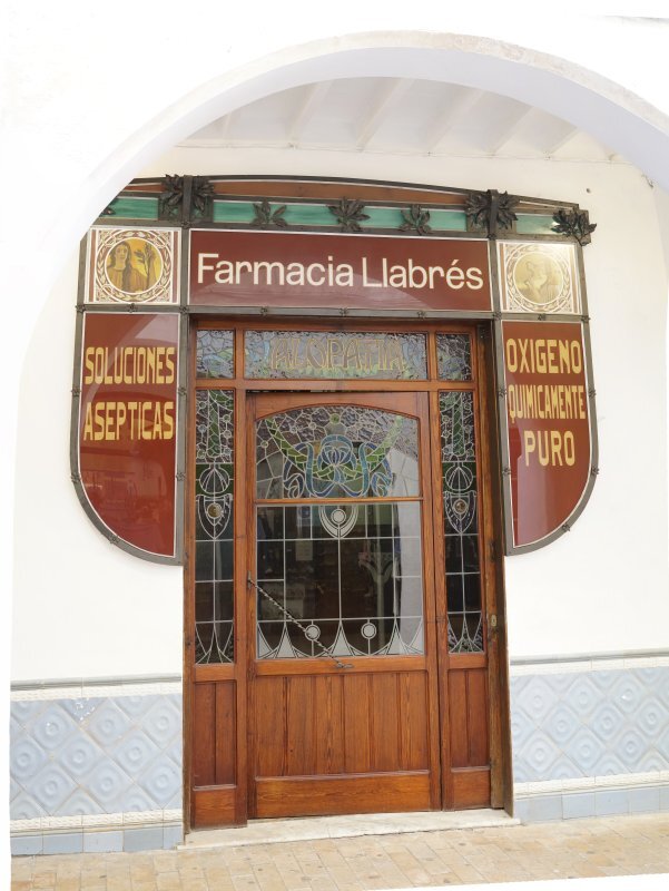 Fachada de la Farmacia Llabrés, en Menorca. Foto: FUNDACIÓN PARA LAS PERSONAS CON DISCAPACIDAD DE MENORCA.