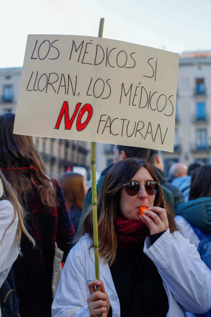 Una médico exhibe una pancarta en una de las protestas convocadas esta semana en Barcelona por Médicos de Cataluña. Foto: EFE/MARTA PÉREZ.