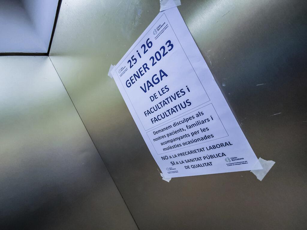 Un cartel sobre la huelga en ascensores del Cl�nic. Foto: JAUME COSIALLS
