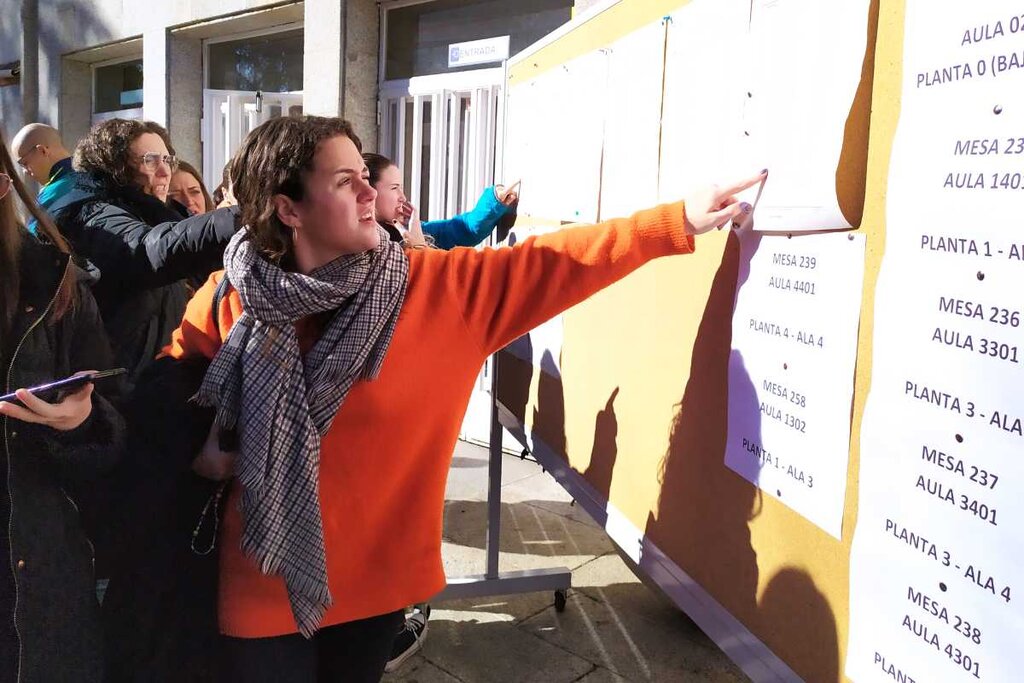 Estudiantes revisando las listas del FIR 2023. Foto: G.S.M