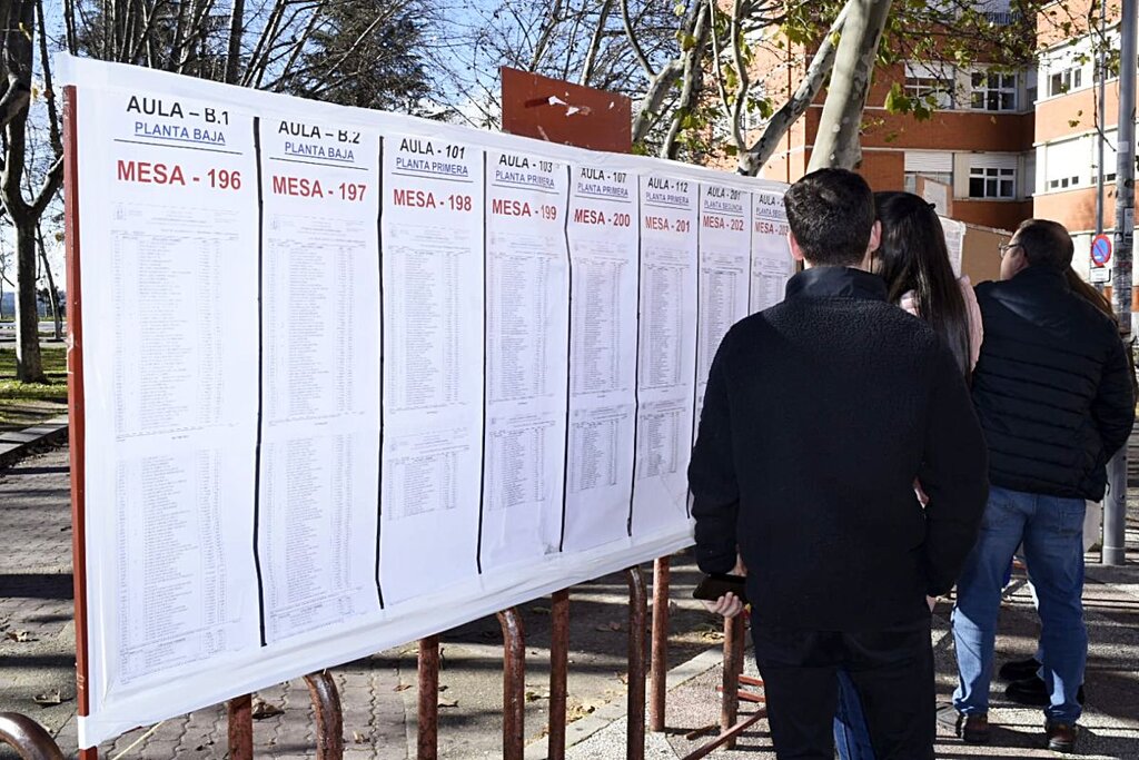 Estudiantes comprobando las listas antes del examen MIR 2023. Foto: LUIS CAMACHO