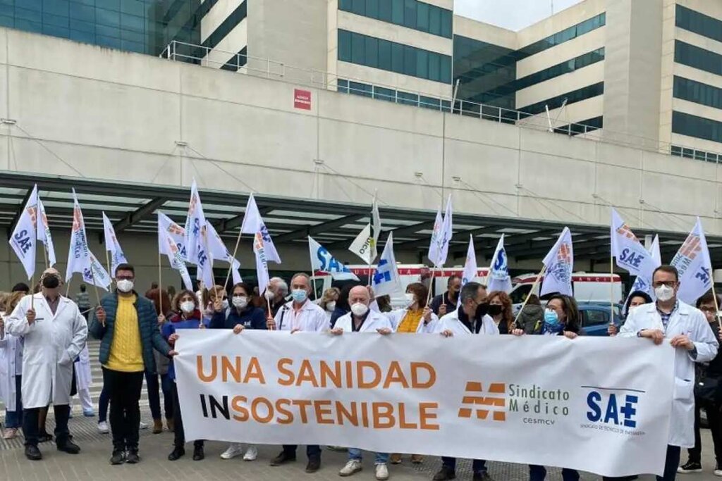 ConcentraciÃ³n convocada por CESM-CV y SAE ante las puertas del Hospital La Fe, de Valencia. Foto: CESM-CV.