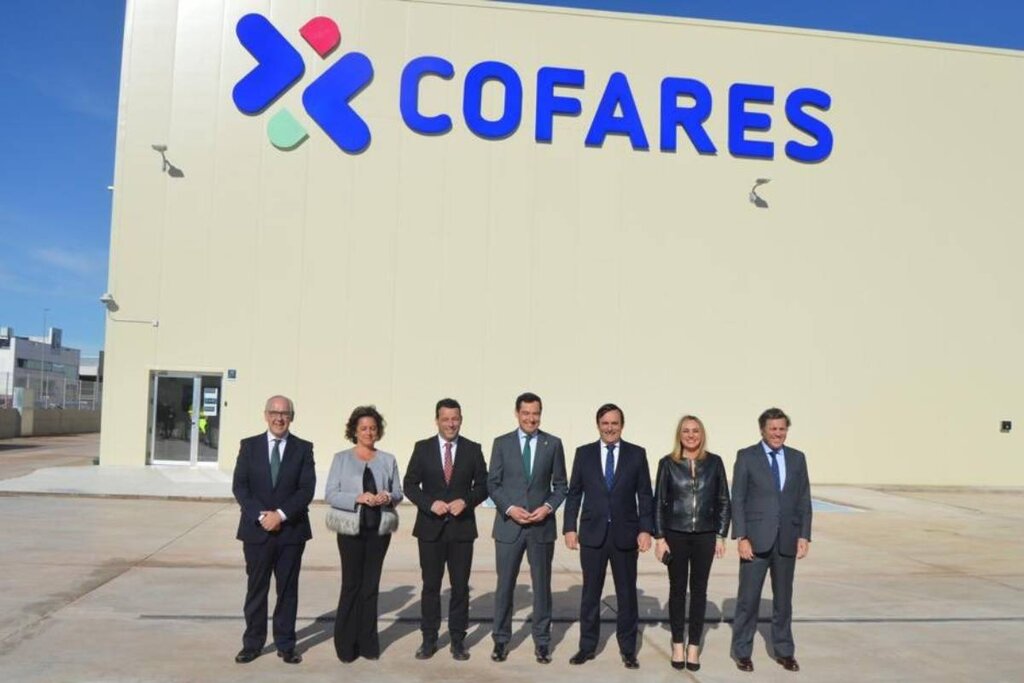 El presidente de Cofares, Eduardo Pastor, y e lde la Junta de Andalucía, Juanma Moreno Bonilla, en la inauguración de la nueva sede de Cofares en Linares, junto con otros representantes. Foto: COFARES.