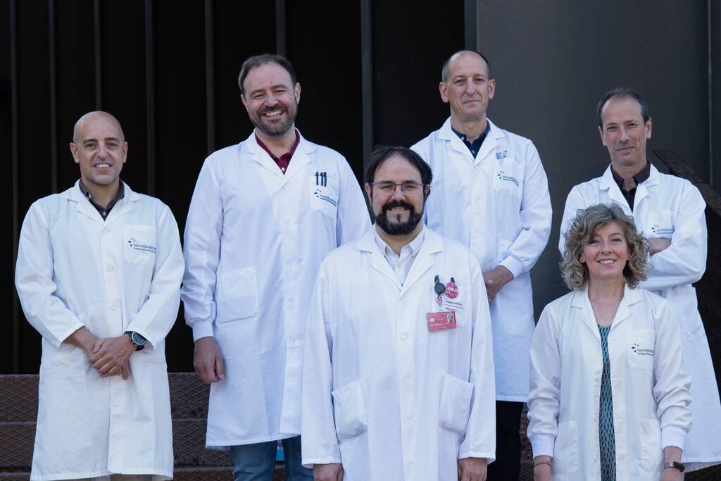  Juan José Beloqui (en fila inferior), acompañado por miembros de su equipo, premiados también en junio por el Consorcio Internacional de Medicina Personalizada (ICPerMed). Foto: GOBIERNO DE NAVARRA.