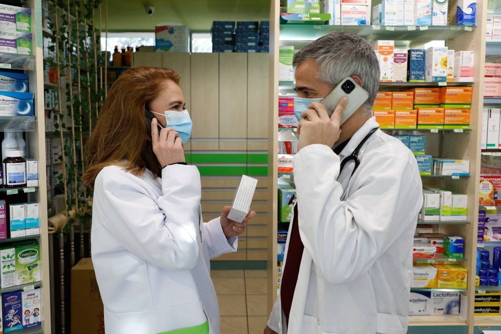 Puy Heredia, farmacéutica, y Antonio Cabrera, médico del Centro de Salud Daroca, se comunican por una línea telefónica exclusiva, además de por el e-mail. Foto: SERGIO GONZÁLEZ VALERO.