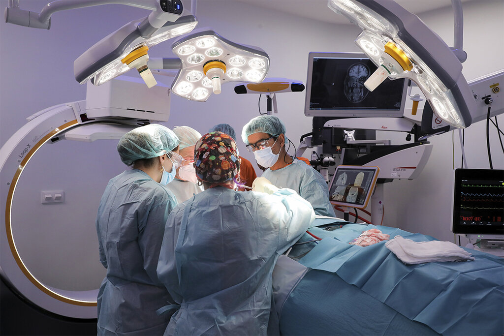 Sala de operaciones con TAC intraoperatorio en el Hospital Gregorio Marañón. Foto: ANTONIO HEREDIA