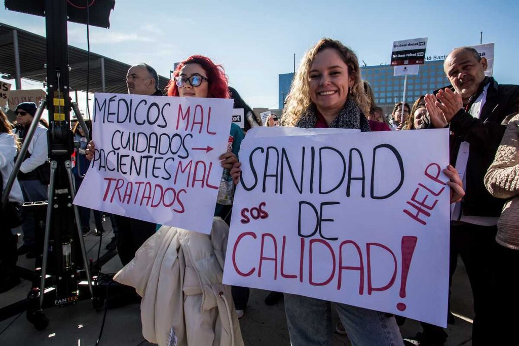 Profesionales de todas las edades en la concentración de Sants. Foto: JAUME COSIALLS