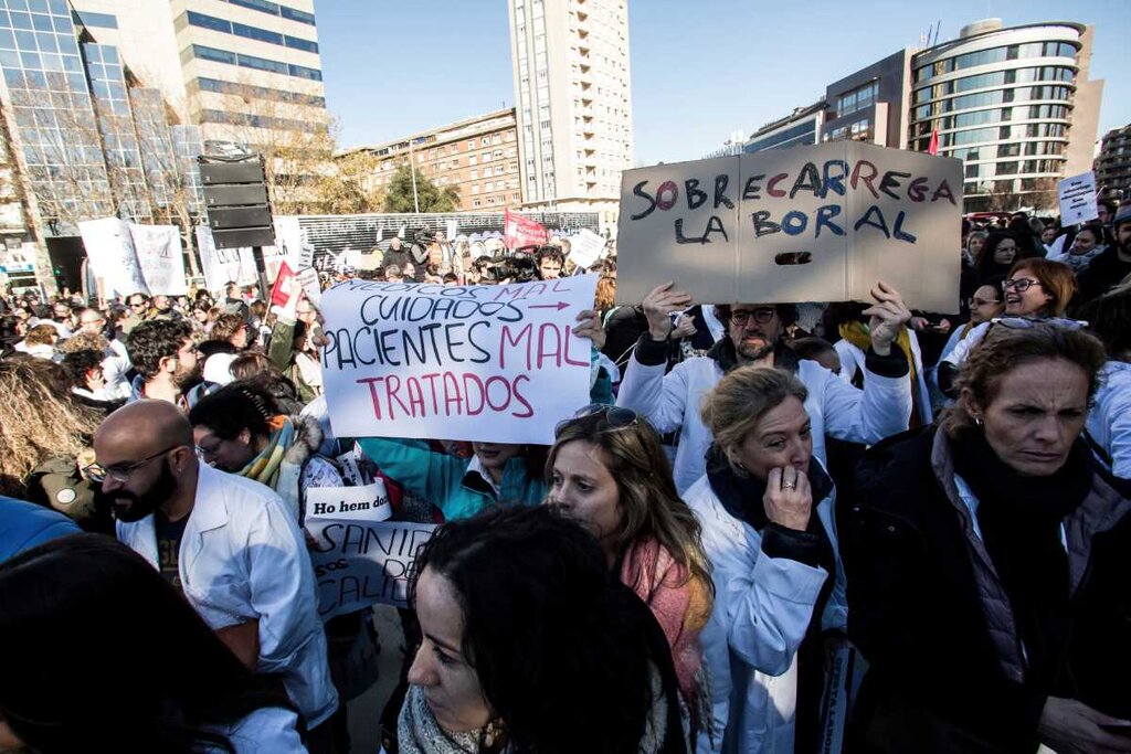 Hasta 1.500 facultativos, muchos de ellos con sus batas blancas, en Sants. Foto: JAUME COSIALLS