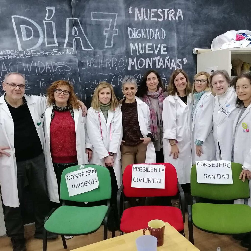 Médicos encerrados en Manoteras posan ante las sillas vacías 'reservadas' para Díaz Ayuso y sus consejeros. Foto: AMYTS.