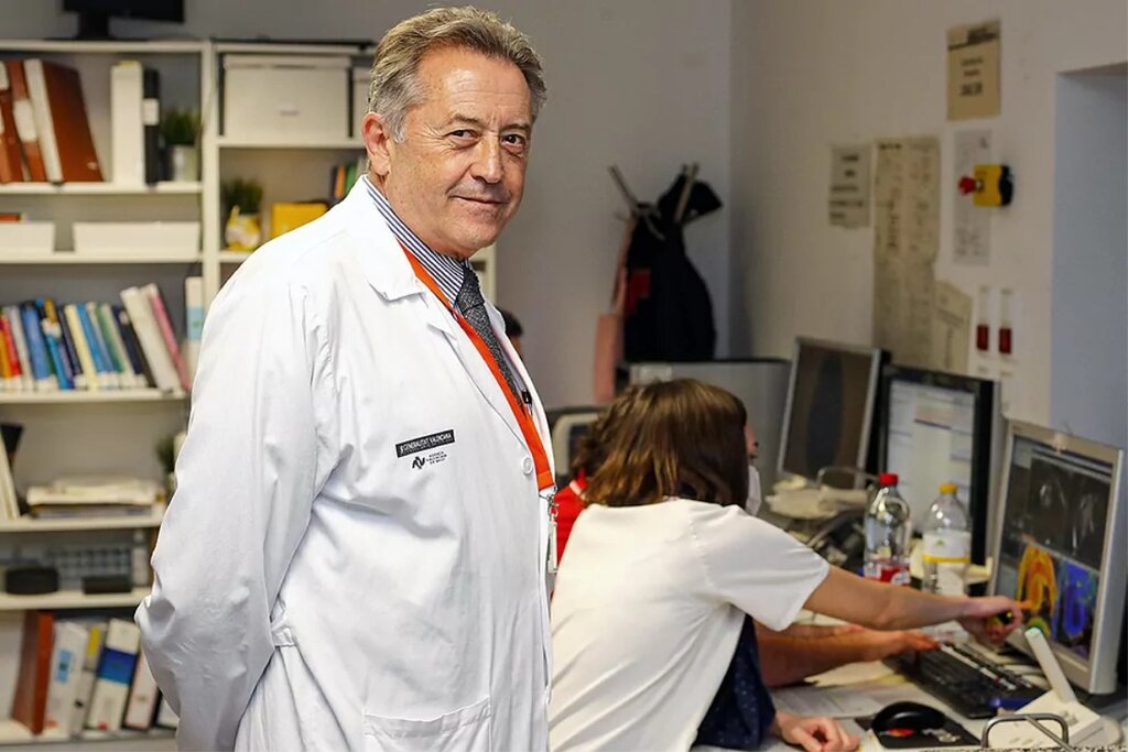 El doctor Luis MartÃ-BonmatÃ en el Hospital La Fe (Valencia). Foto: DAVID GONZÃLEZ/ARABA PRESS