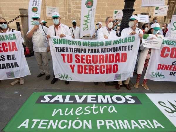 Concentración de profesionales sanitarios en Sevilla, ante la sede del Gobierno regional. Foto: EFE/RAÚL CARO.