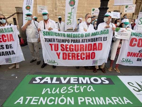 ConcentraciÃ³n de profesionales sanitarios en Sevilla, ante la sede del Gobierno regional. Foto: EFE/RAÃšL CARO.