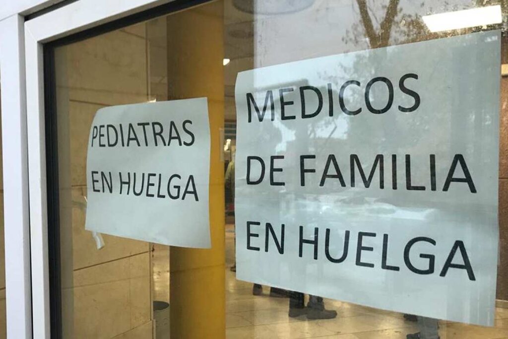 Carteles de aviso a la ciudadanÃa en las puertas de un centro de salud de la Comunidad de Madrid durante la huelga indefinida convocada por el Sindicato MÃ©dico. Foto: AMYTS.