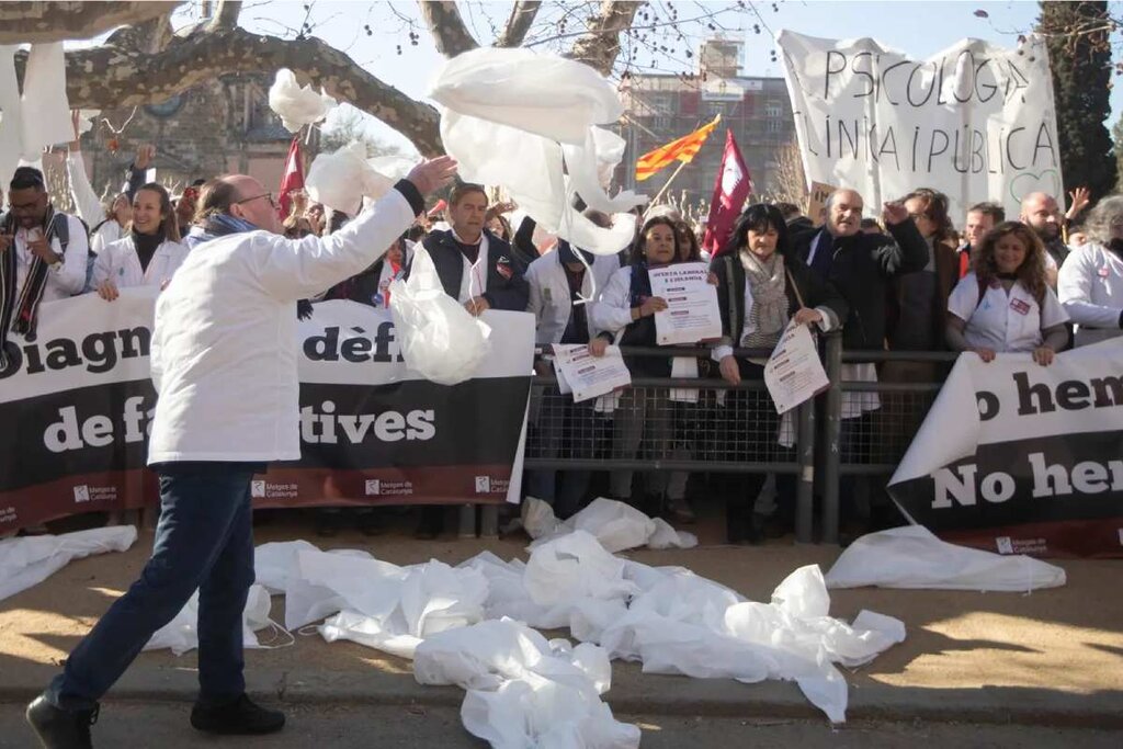 MÃ©dicos catalanes tiran al suelo sus batas en un acto simbÃ³lico de protesta durante una de las manifestaciones convocadas en Barcelona. Foto: METGES DE CATALUNYA.