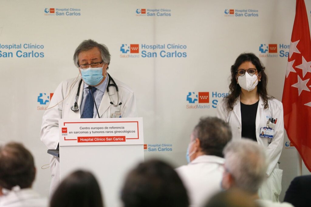 Los oncólogos Antonio Casado y Gloria Marquina del Hospital Clínico de Madrid. Foto: SERGIO VALERO. 