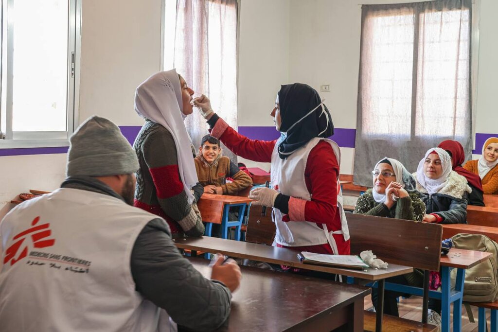 Sanitarios administran una vacuna oral contra el cólera en Lbano. Foto: CARMEN YAHCHOUCHI/MSF