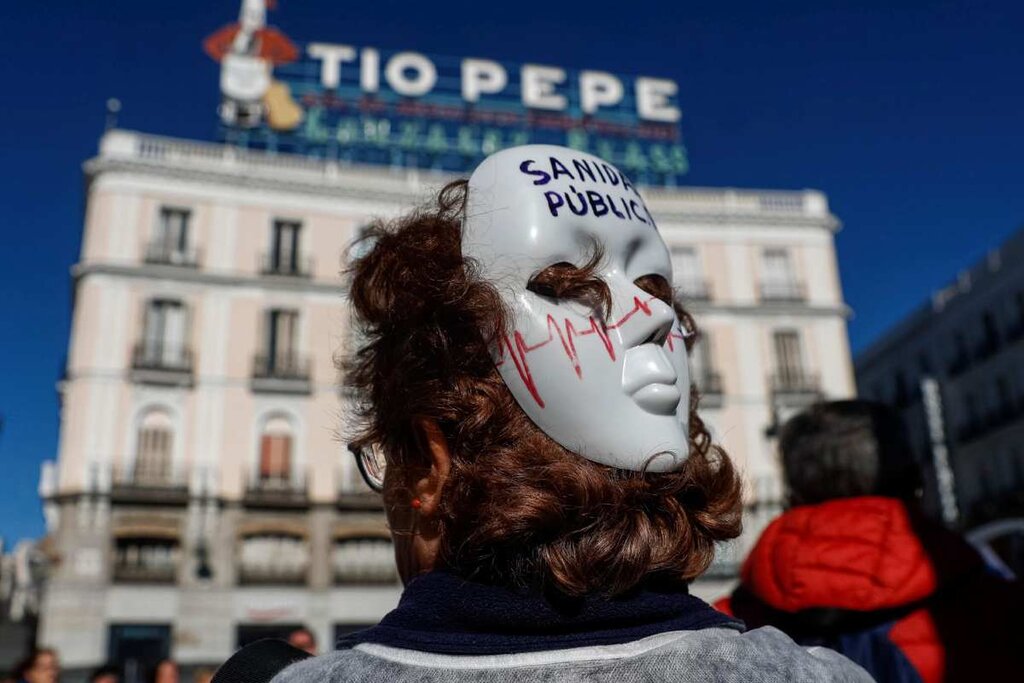 Una médico de Familia se manifiesta en la Puerta del Sol, de Madrid, durante una de las concentraciones de protesta convocadas por el sindicato Amyts. Foto: EFE/DANIEL GONZÁLEZ.