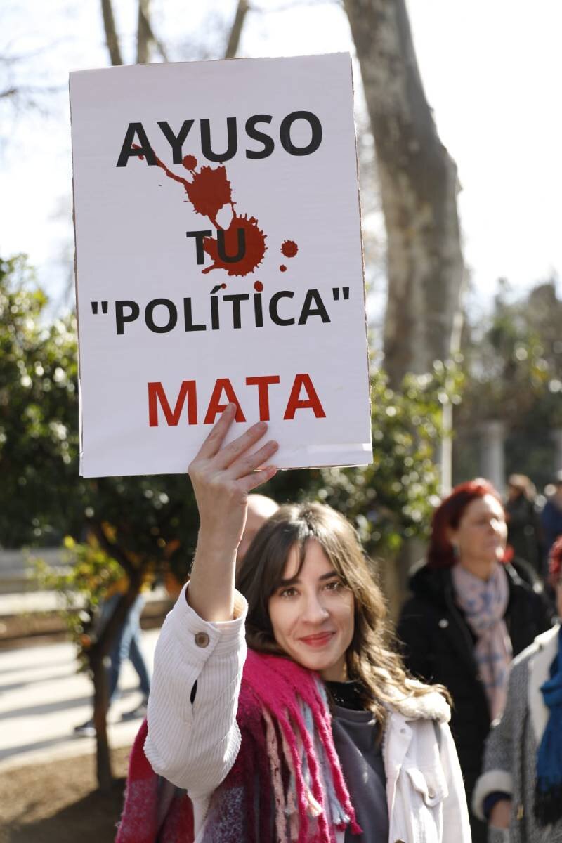 Manifestante en Cibeles el 12 de febrero. Foto: SERGIO ENRÃQUEZ NISTAL