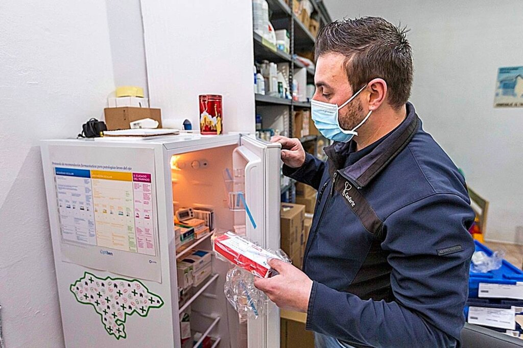Bruno Da Silva, del Centro Farmacéutico del Norte (Cenfarte), guardando medicamentos en la nevera de la farmacia de Cayetana Garca Landabaso, en Arredondo (Cantabria). Foto: ROBERTO RUIZ.