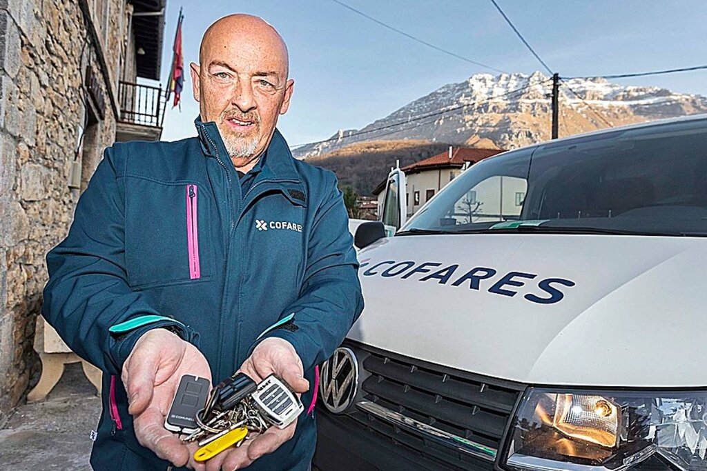 Ángel Bolado, oriundo de Pontejos (Cantabria), tiene la llave de 8 de las 14 farmacias a las que distribuye. Foto: ROBERTO RUIZ.