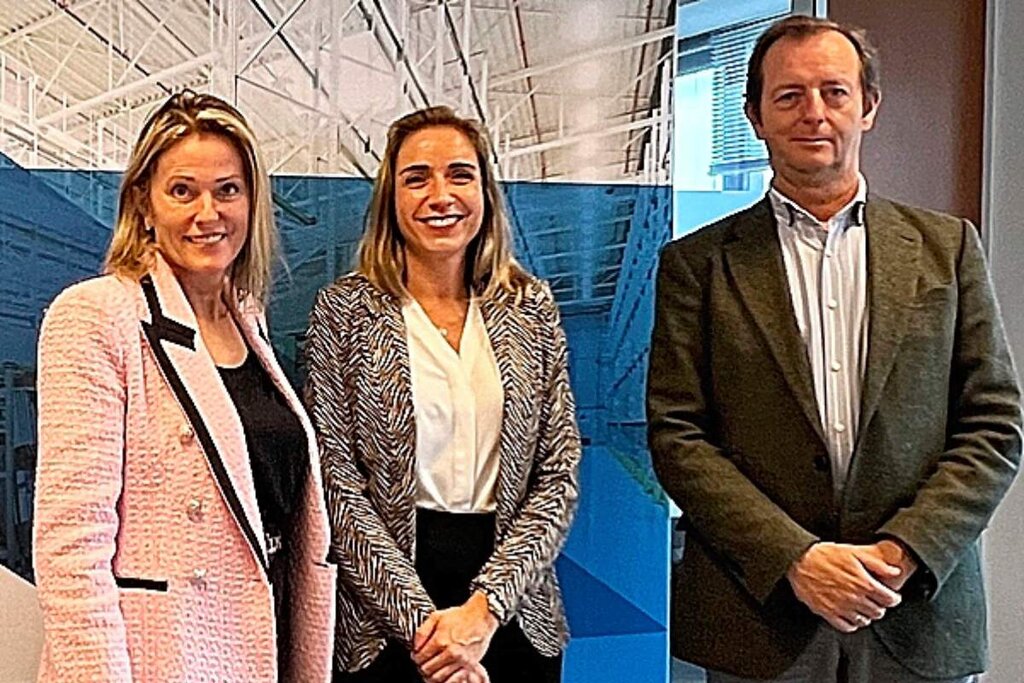 La directora general de GIRP, Monika Derecque-Pois, con la presidenta y el director general de Fedifar, Matilde Sánchez Reyes y Miguel Valdés, en Bruselas. Foto: FEDIFAR.