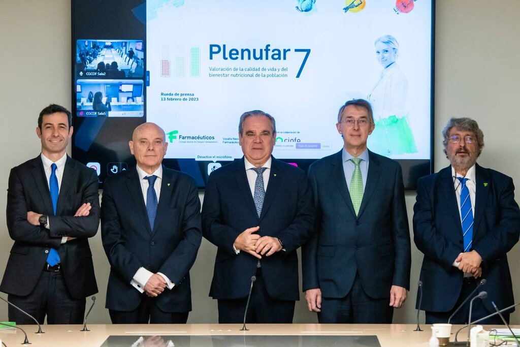 Eduardo GonzÃ¡lez Zorzano (Cinfa), Aquilino GarcÃa y JesÃºs Aguilar (Consejo de COF), Enrique Ordieres (Cinfa) y Alfredo MartÃnez (Universidad de Navarra). Foto: CONSEJO DE COF.