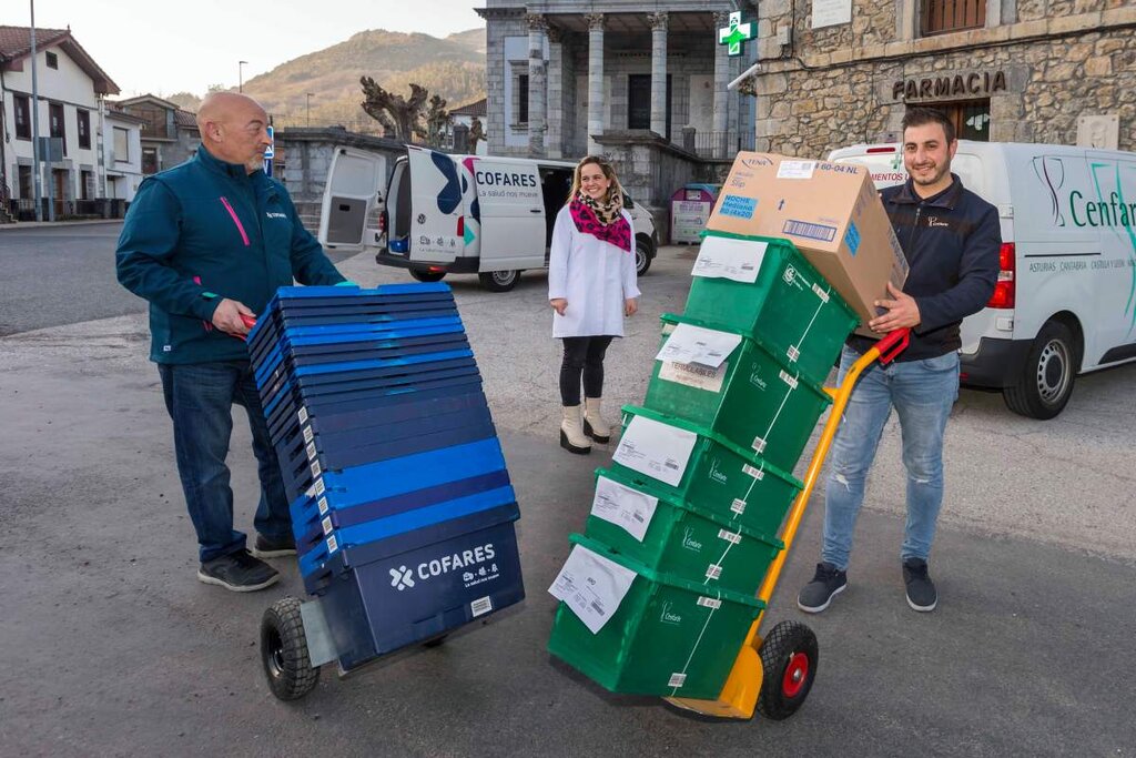 Los repartidores Ángel Bolado (Cofares) y Bruno Da Silva (Cenfarte) llevando medicamentos y productos sanitarios a la farmacia de  Cayetana Garca Landabaso, en Arredondo (Cantabria). Foto: ROBERTO RUIZ.
