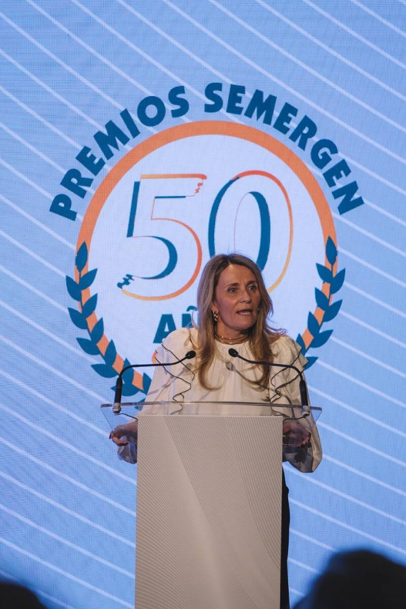 Rosario Serrano, directora del Negocio del Área de Salud de Unidad Editorial, tras recibir el premio. Foto: SEMERGEN.